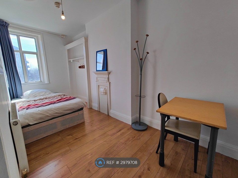 Property photo 1 of 8 Larger Double Bedroom