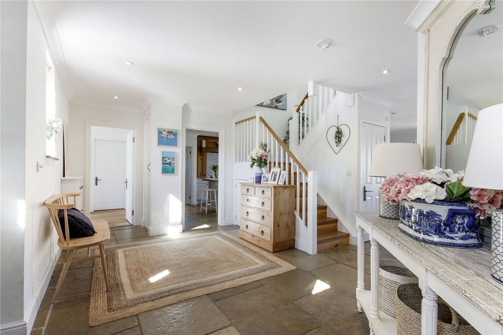 Property photo 3 of 16 Entrance Hall