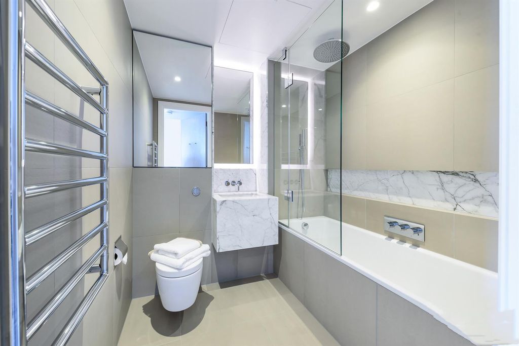 Property photo 2 of 24 Bathroom