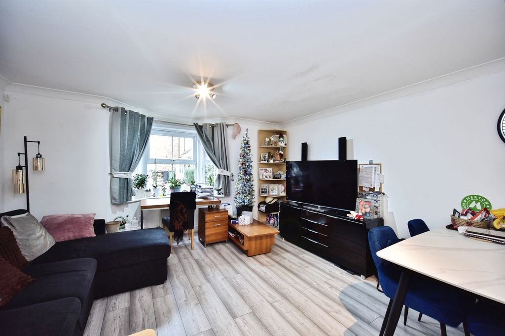 Property photo 3 of 17 Living Room