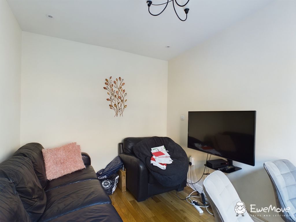 Property photo 3 of 12 Cam02899G0-Pr0044-Still004