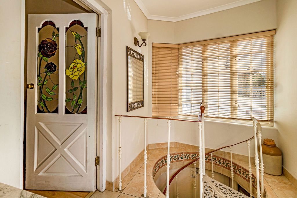 Property photo 2 of 30 St1701043