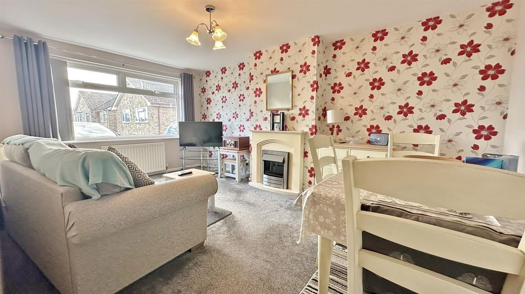 Property photo 2 of 11 Lounge