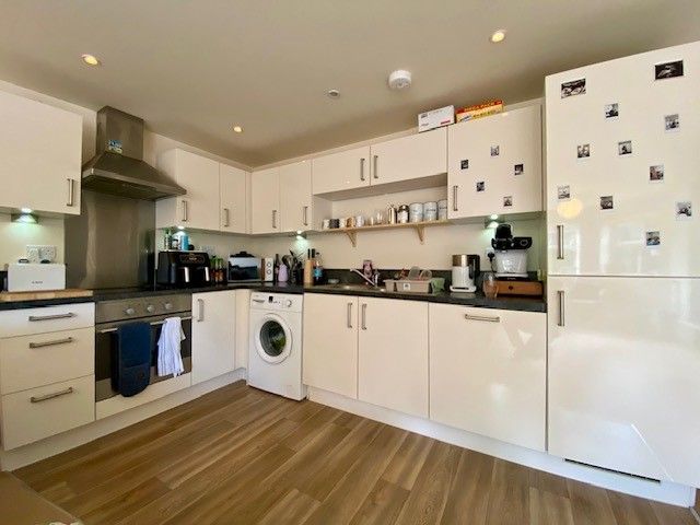 Property photo 2 of 6 Kitchen