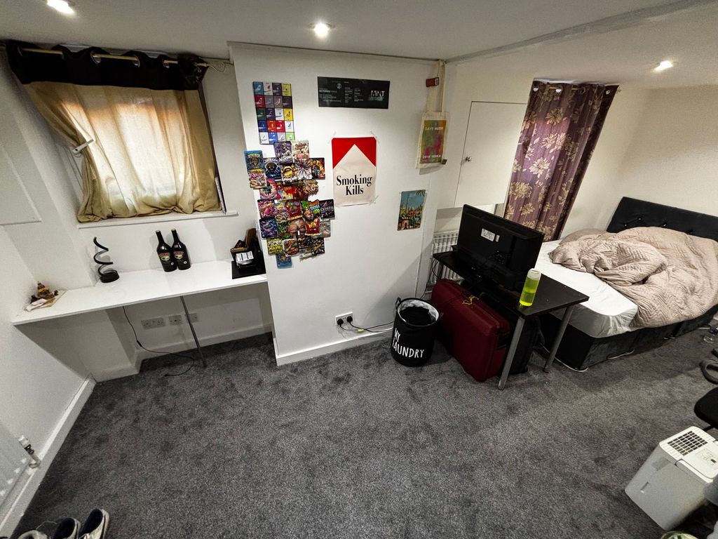Property photo 3 of 8 Bright, Tidy Bedroom With New-Looking Carpet, Buil...