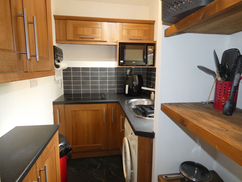 Property photo 3 of 11 Kitchen