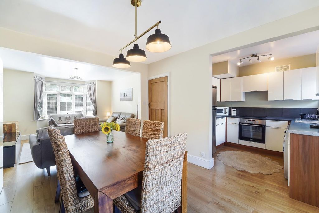 Property photo 2 of 14 Chipstead Lane