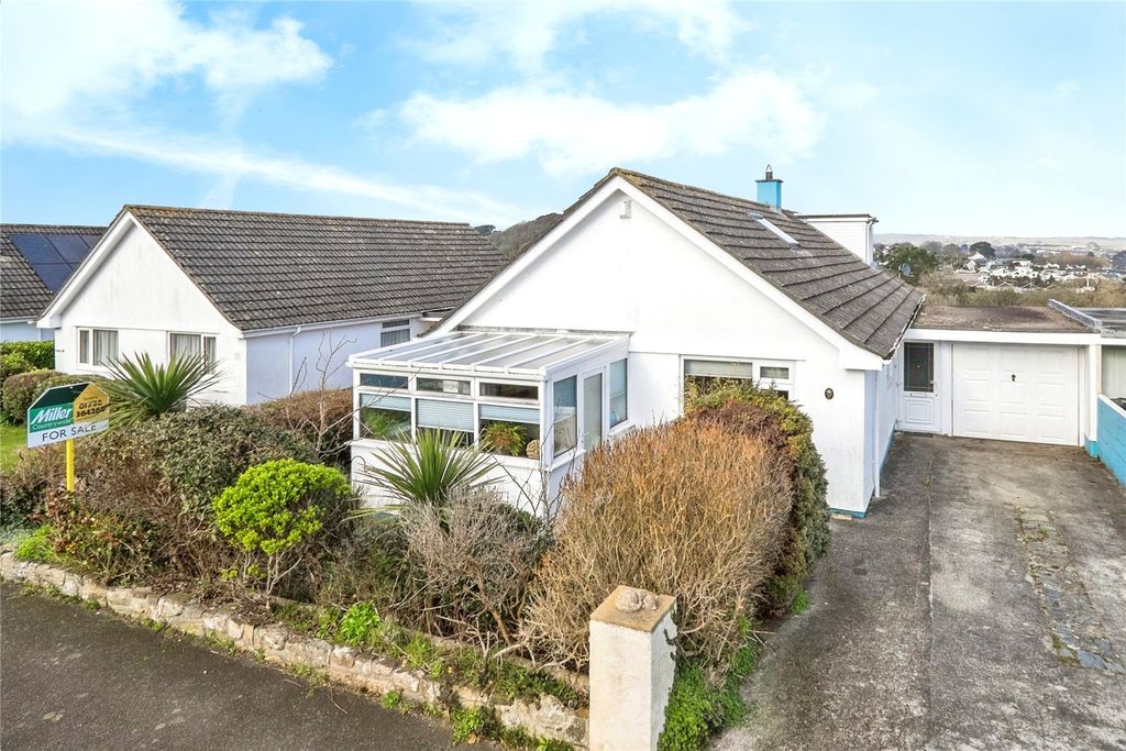 Property photo 1 of 17 15 Restormel Road