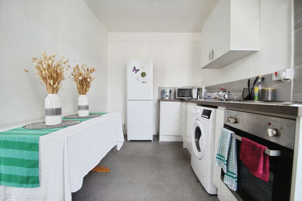 Property photo 2 of 7 Kitchen - Angle 1