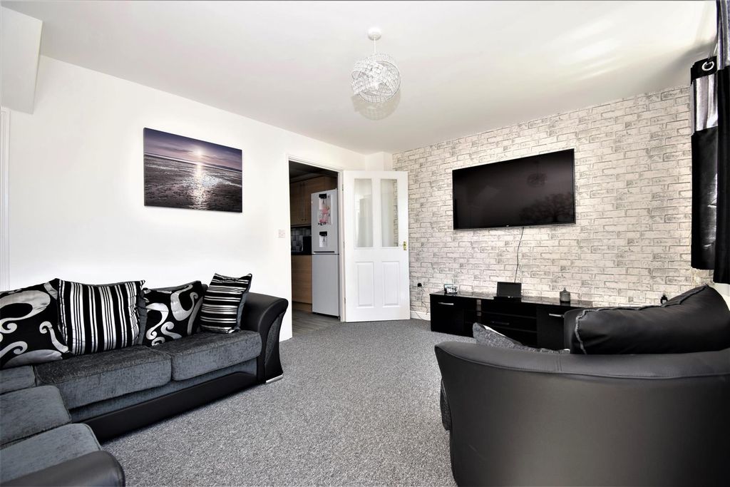 Property photo 2 of 16 Lounge