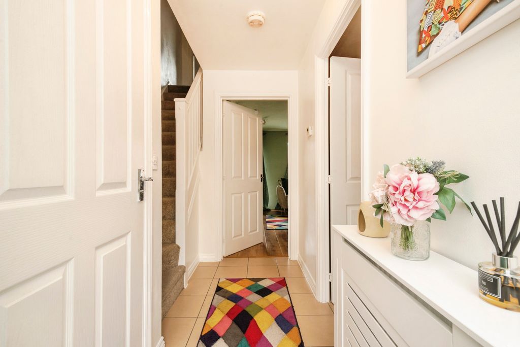 Property photo 2 of 17 Hallway