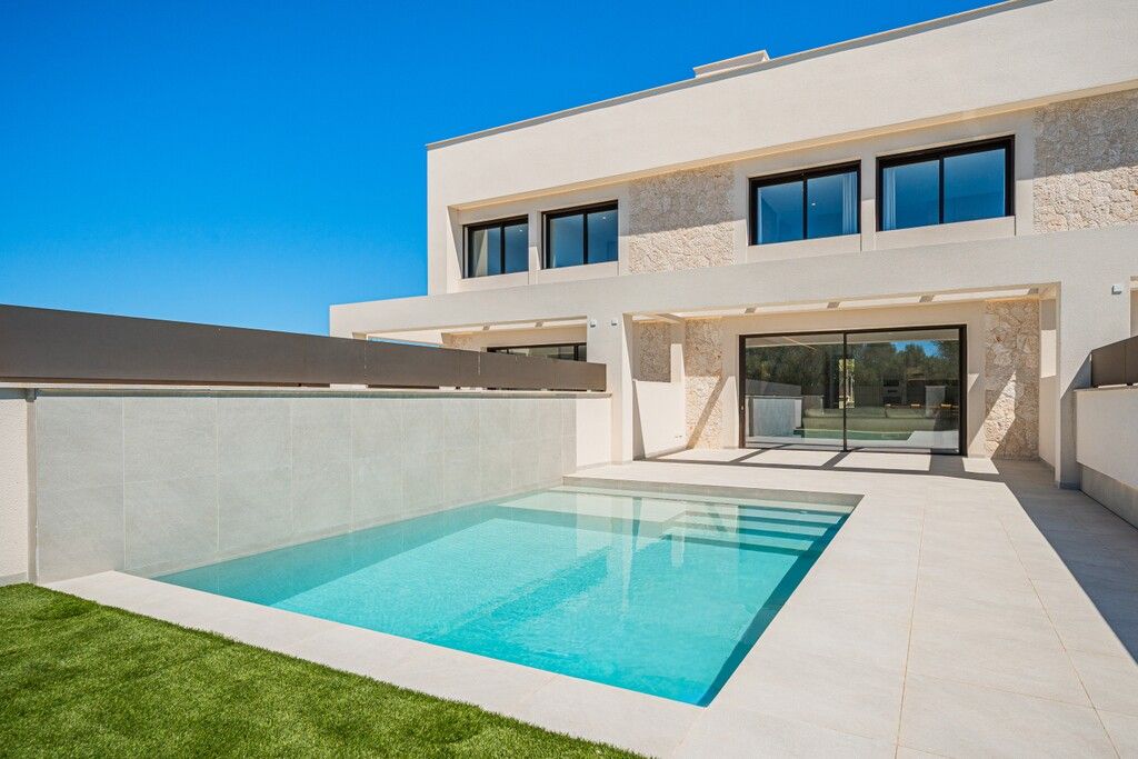 Property photo 1 of 18 Facade