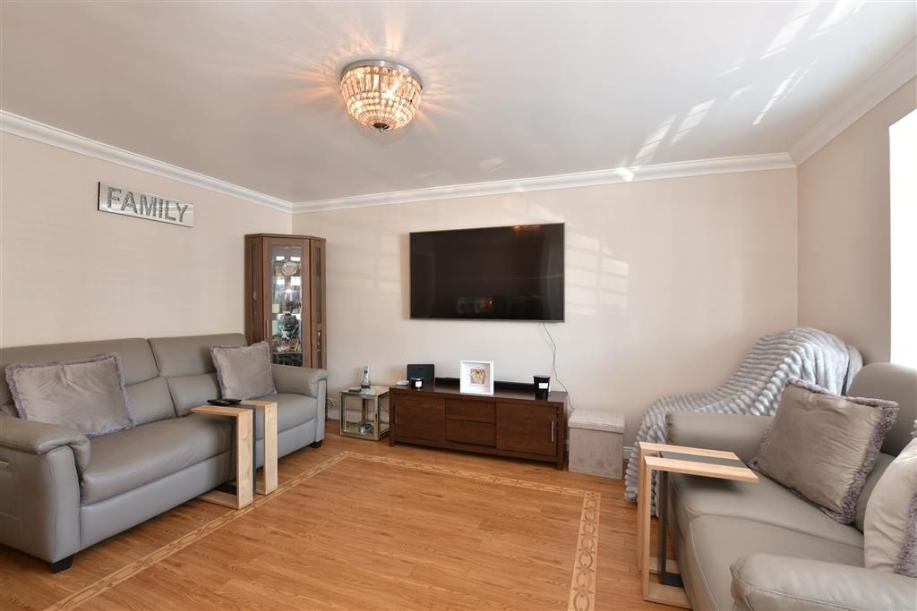 Property photo 1 of 15 Lounge