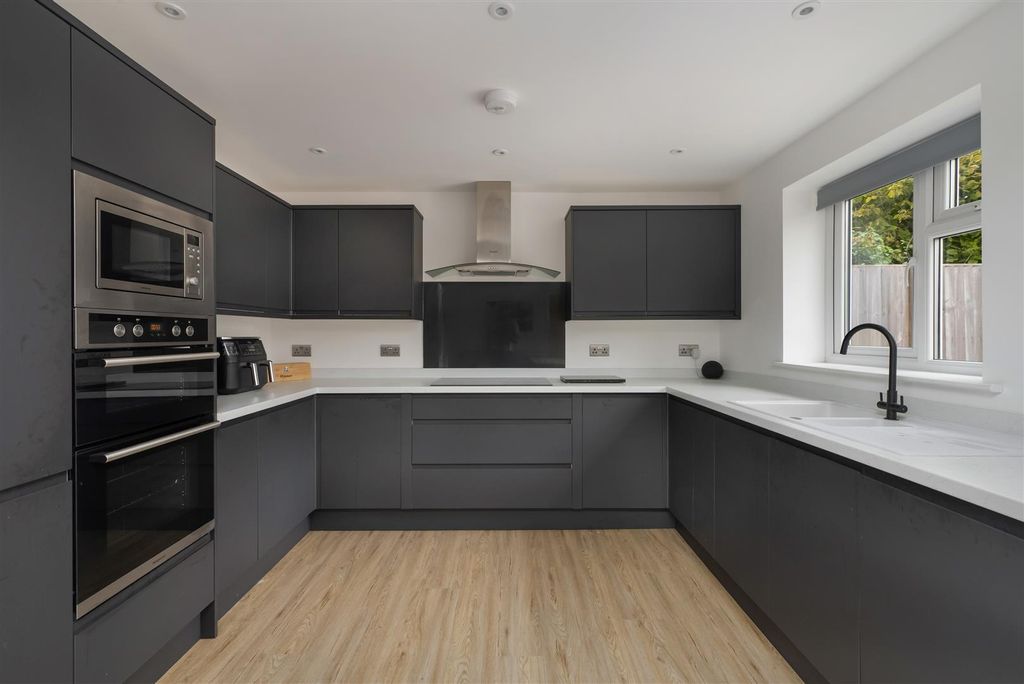 Property photo 2 of 12 Lavender Close, Chestfield, Whitstable