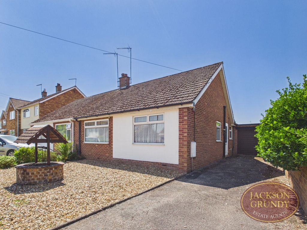 Property photo 1 of 10 Woodland Close
