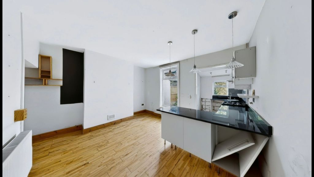 Property photo 3 of 11 Kitchen