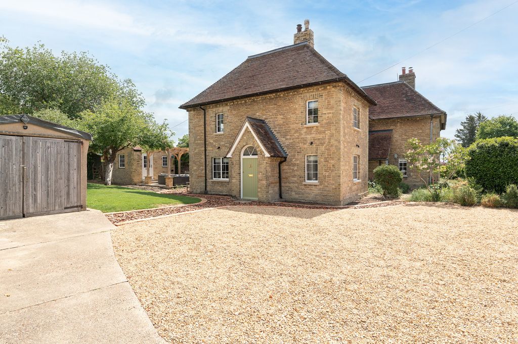 Property photo 1 of 28