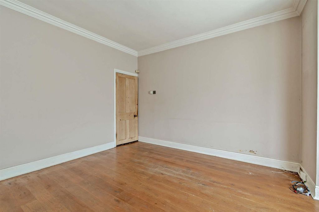 Property photo 3 of 13 8665389-Interior02-800.Jpg