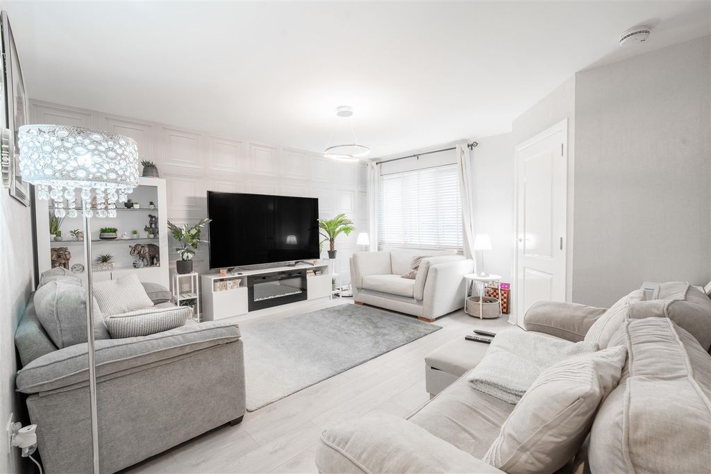 Property photo 2 of 16 Lounge.Jpg