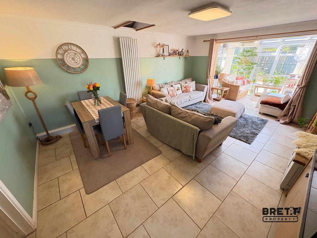 Property photo 3 of 12 Lounge