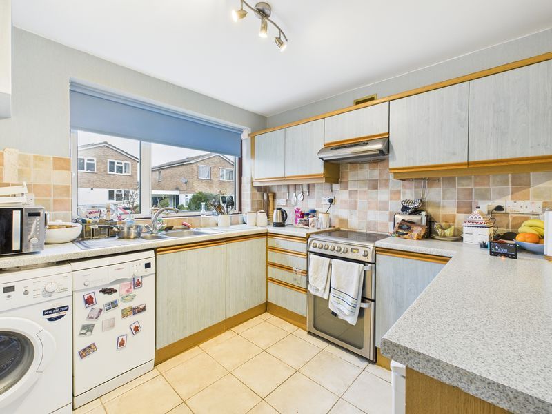 Property photo 3 of 11 Kitchen