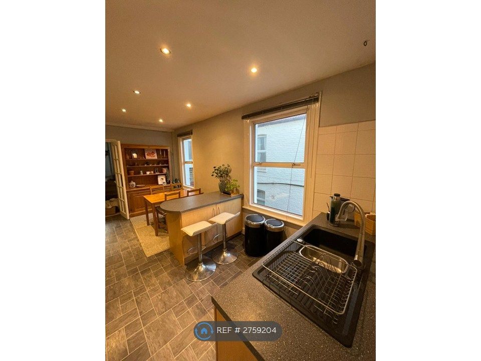 Property photo 3 of 7 Kitchen/Dining Area