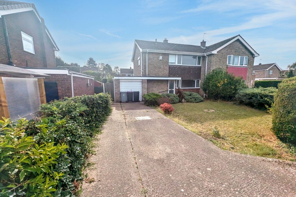 Property photo 1 of 11 4 Redcliffe Road, Grantham, Lincolnshire, Ng31 8Eb