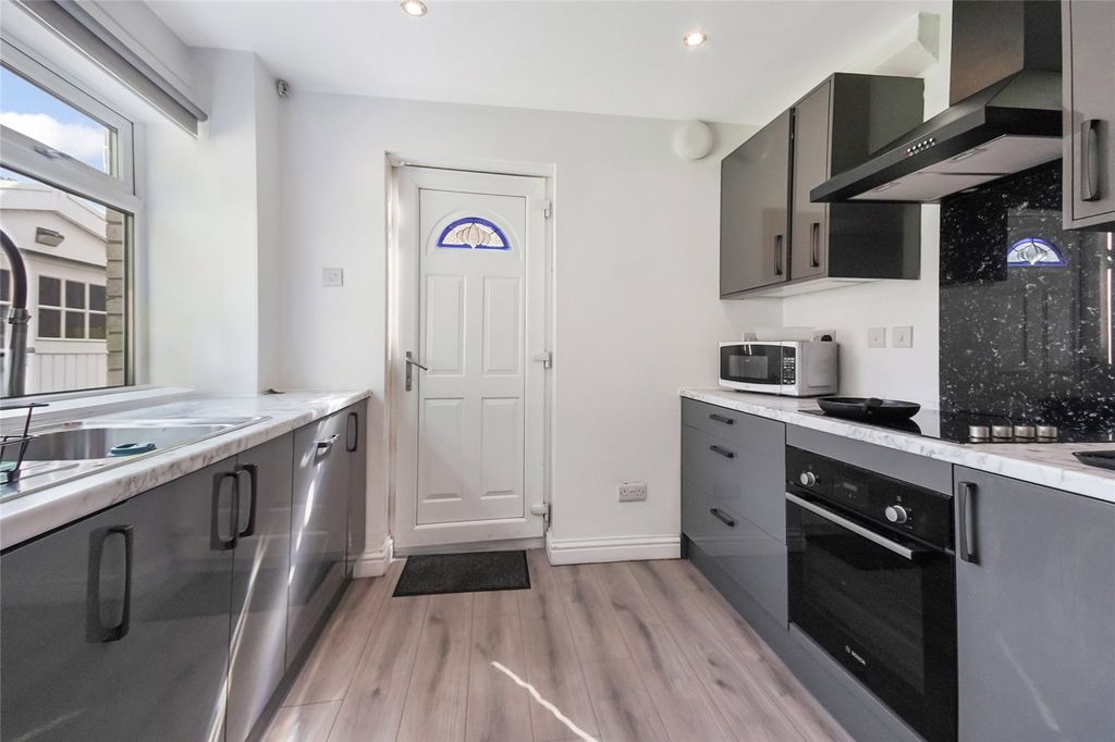 Property photo 3 of 19 Kitchen