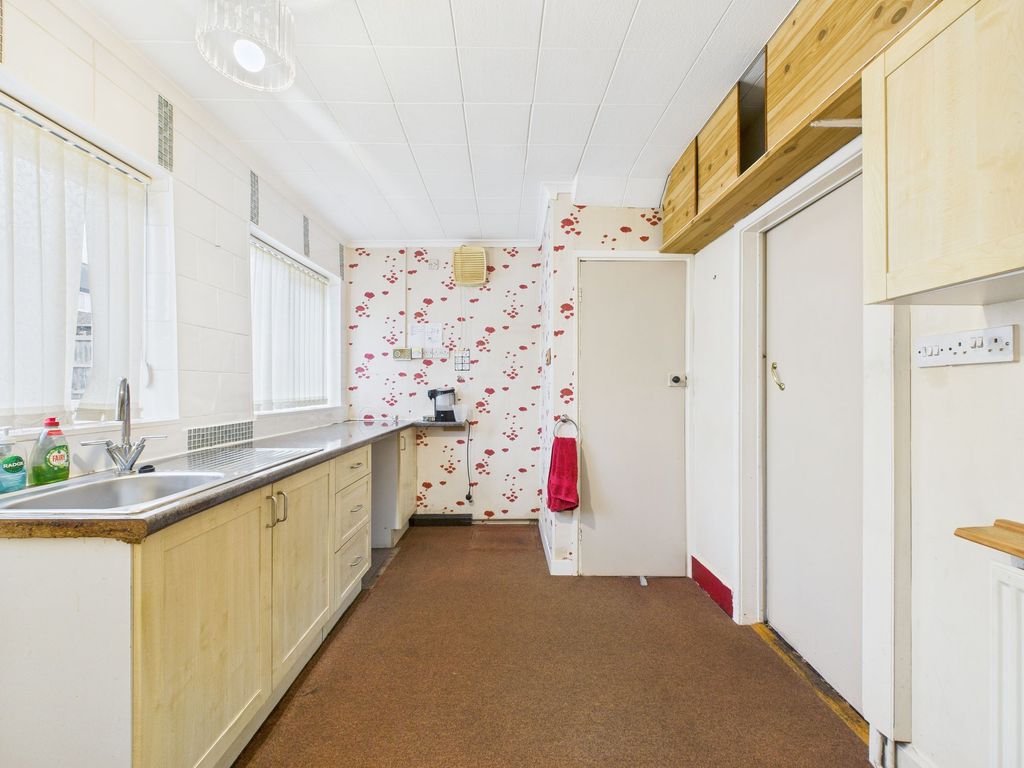 Property photo 3 of 11 Kitchen