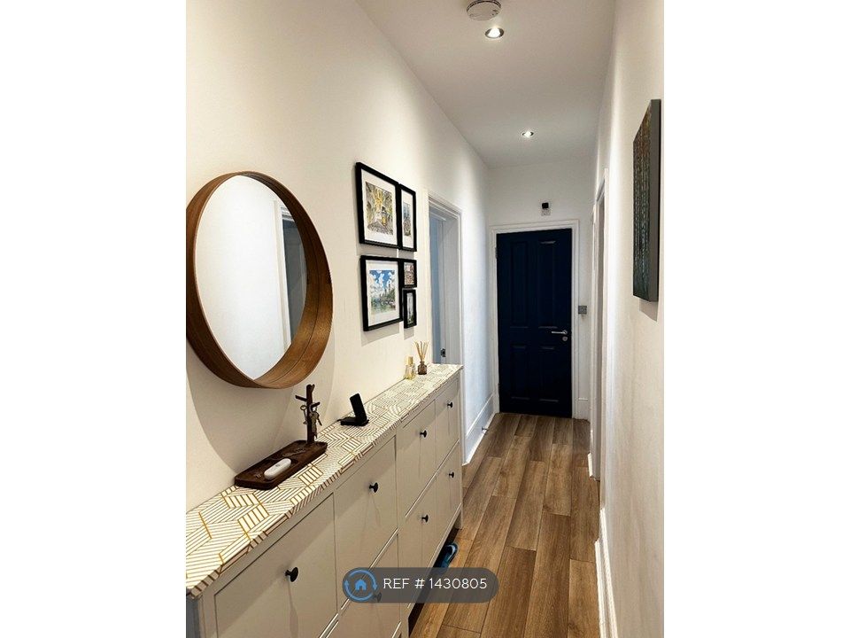 Property photo 2 of 11 Entrance Corridor