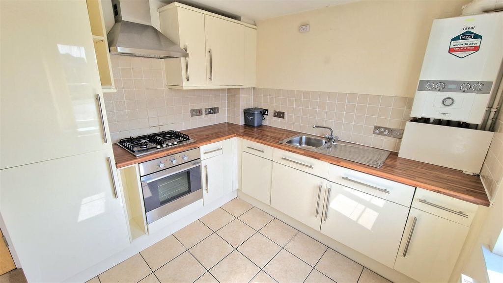 Property photo 3 of 8 Kitchen