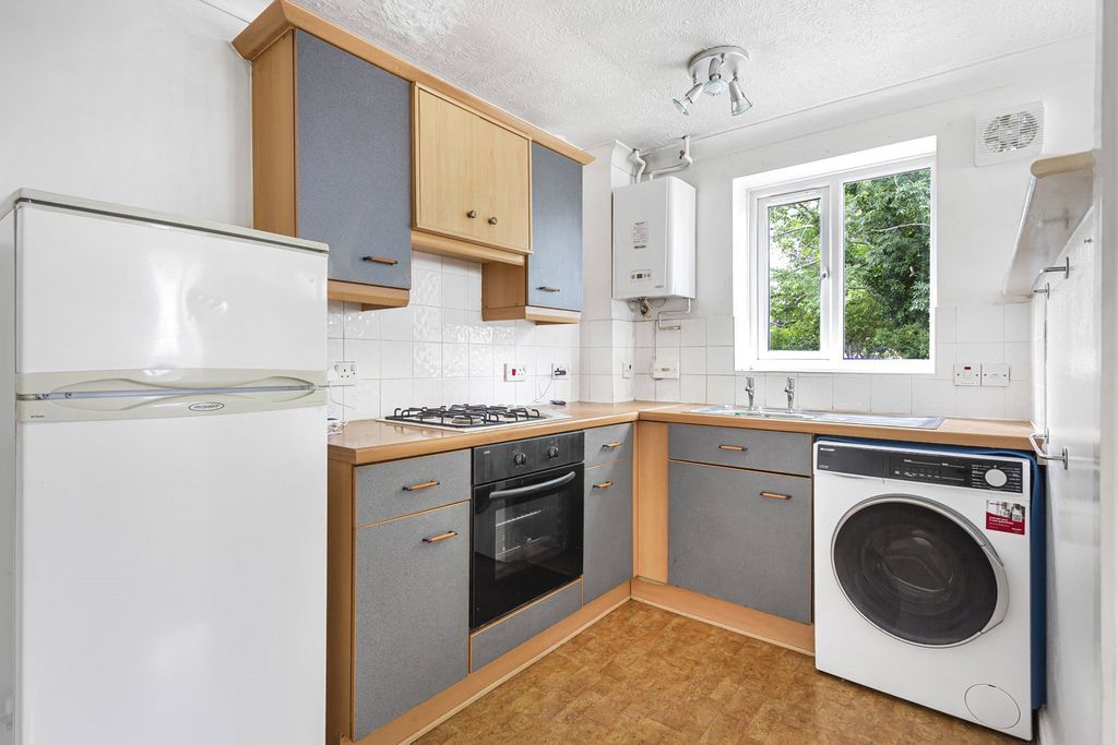 Property photo 3 of 10 Kitchen