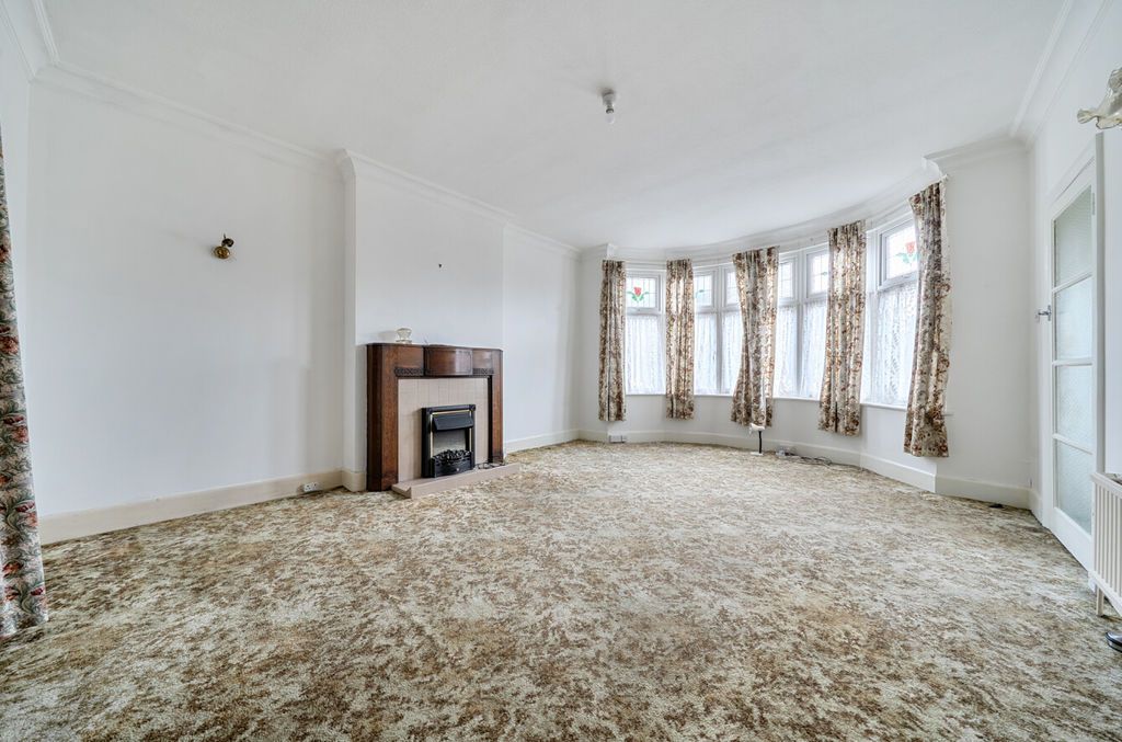 Property photo 2 of 19 Lounge Angle 1
