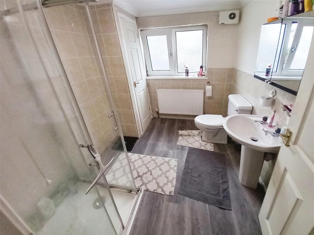 Property photo 3 of 9 Bathroom