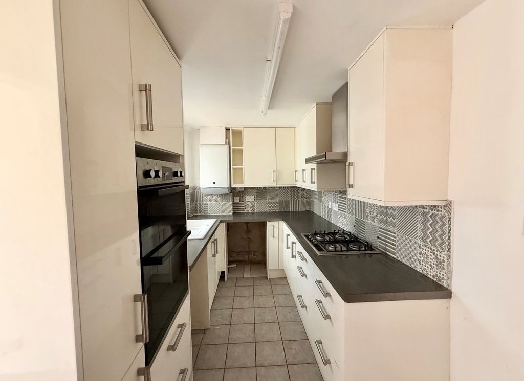 Property photo 3 of 8 Kitchen