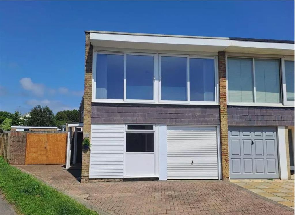 Property photo 3 of 18 Front Facade & Driveway.Jpg