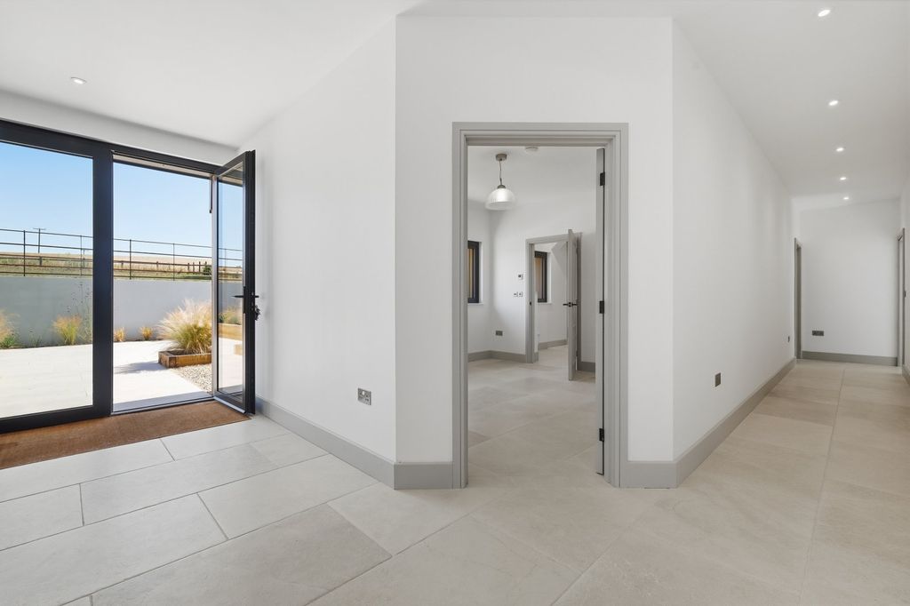 Property photo 3 of 21 Entrance Hall