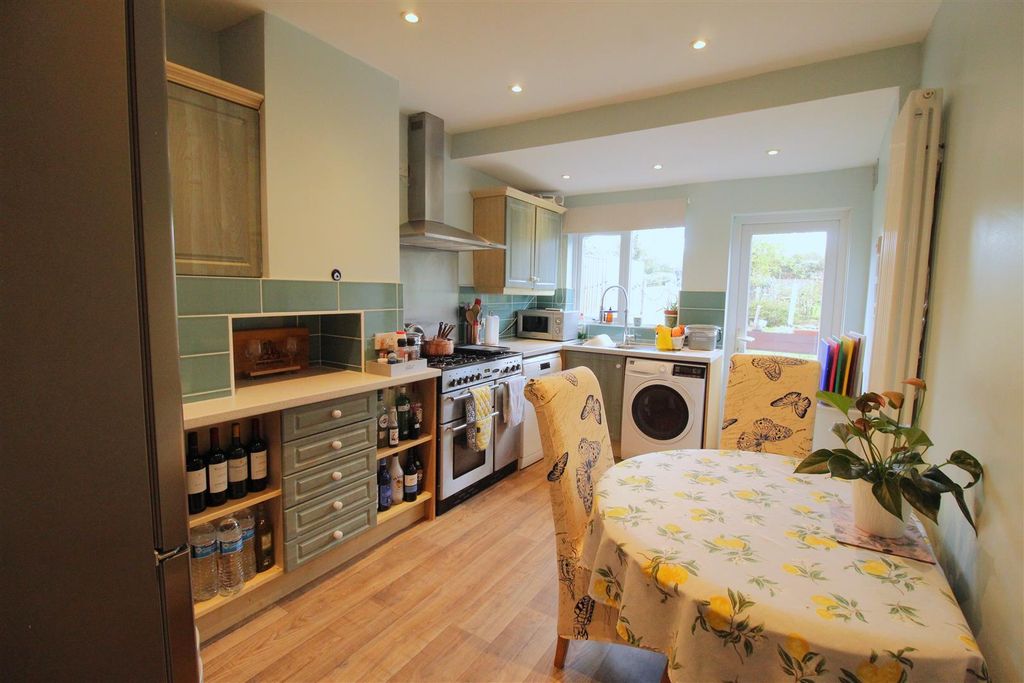 Property photo 3 of 11 Kitchen