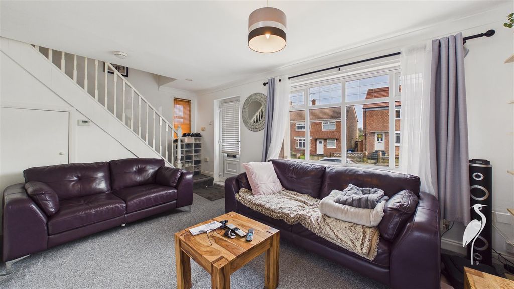 Property photo 3 of 17 Lounge