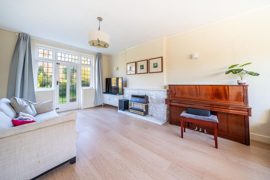 Property photo 3 of 21 Living Room