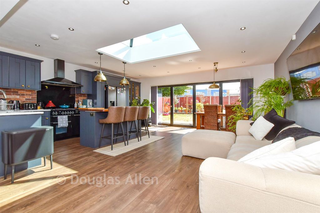 Property photo 3 of 18 Kitchen/Diner/Family Area