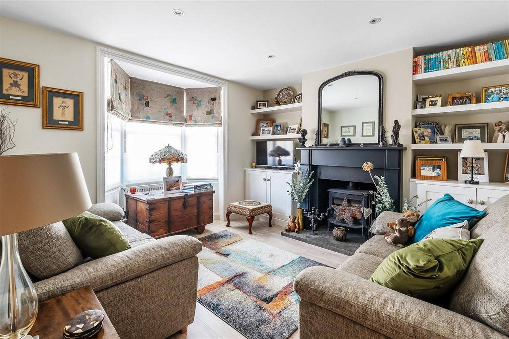 Property photo 3 of 19 6-Waverley-Place-8.Jpg