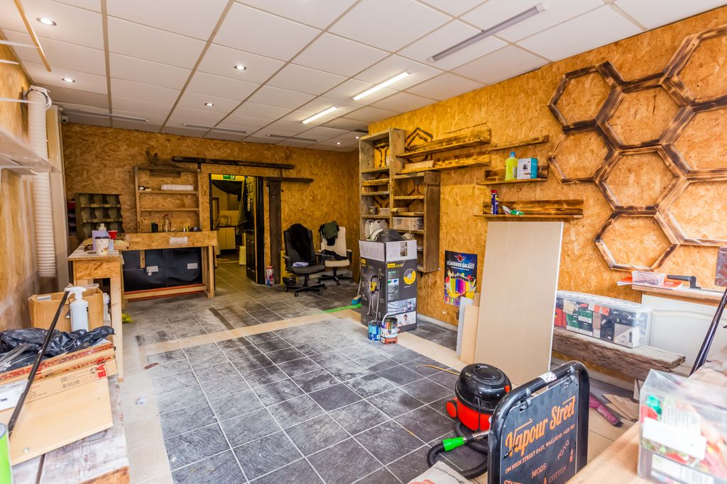 Property photo 3 of 12 Shop Room