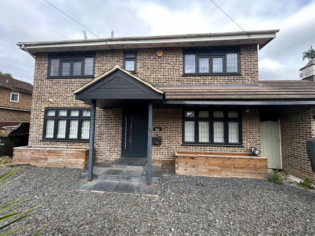 Property photo 1 of 20 5 Bed Detached House To Rent Bells Lane, Slough Sl3