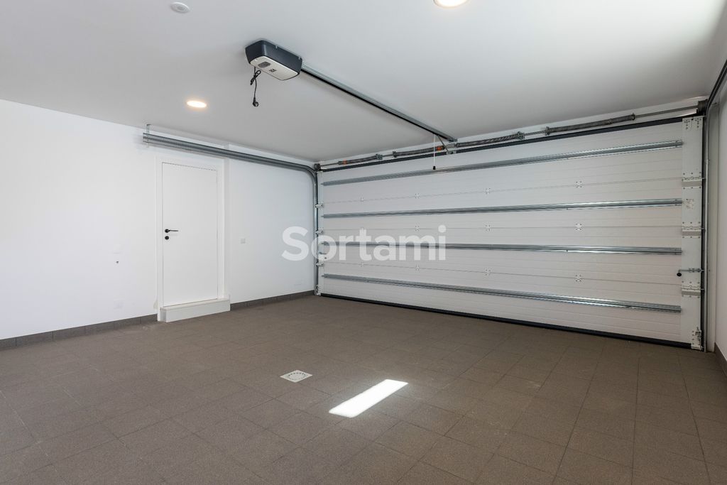 Property photo 2 of 40