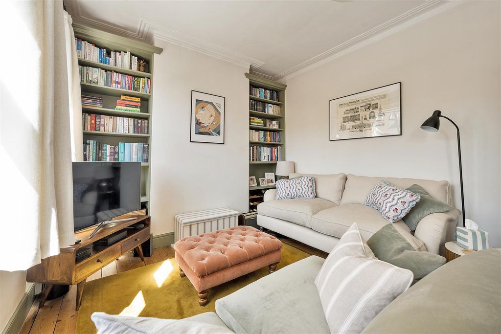 Property photo 2 of 17 Fleeming Road, E17