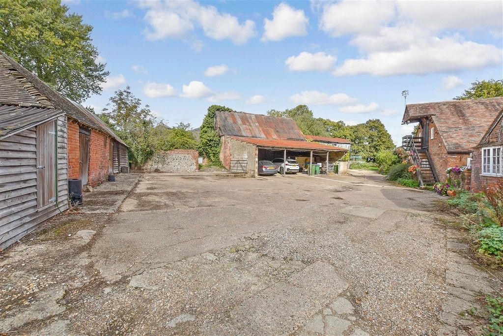 Property photo 3 of 19 Driveway/Parking