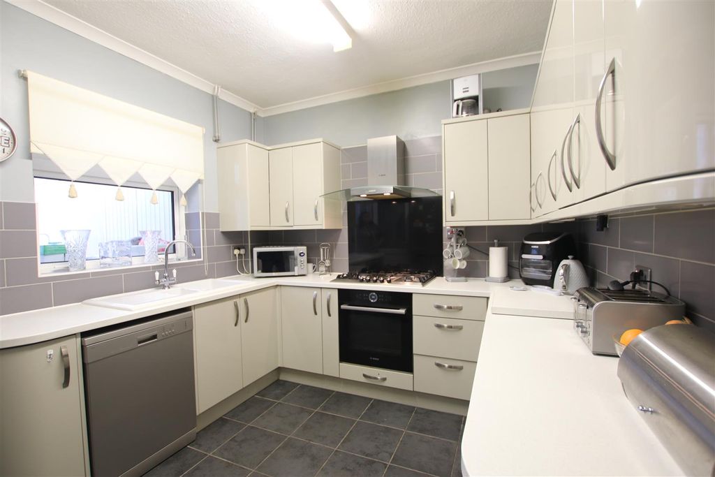 Property photo 3 of 12 Kitchen
