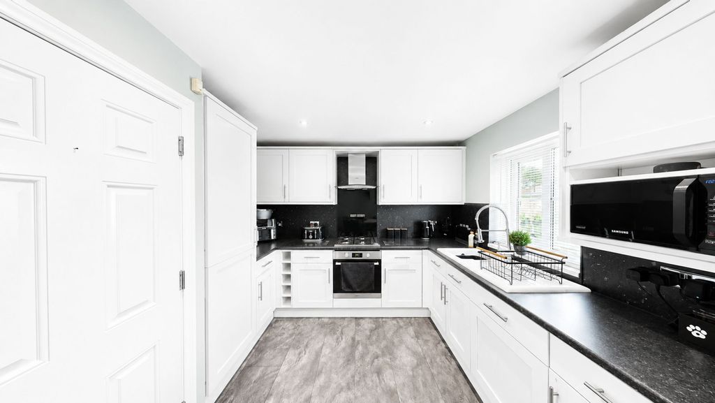 Property photo 3 of 17 Kitchen
