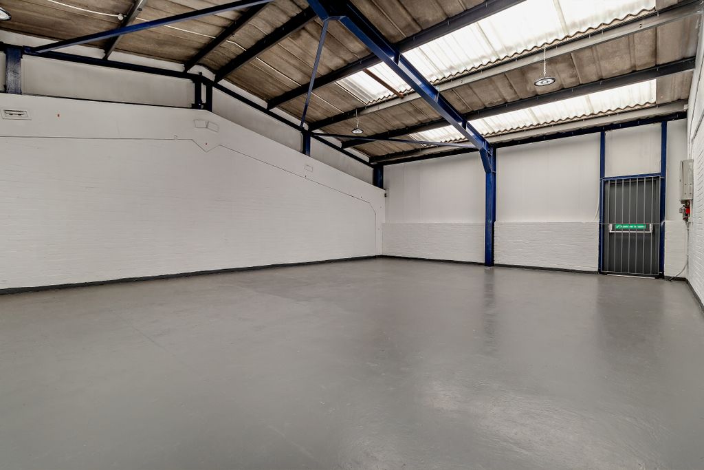 Property photo 3 of 12 8662437-Interior01-800